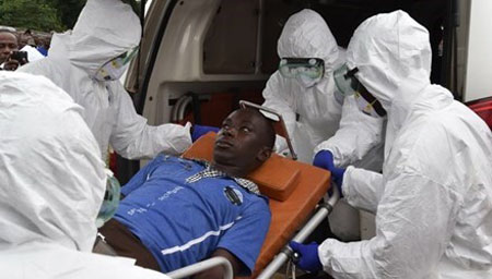 Nhân viên y tế chuyển một bệnh nhân nhiễm Ebola tới bệnh viện ở Biankouma, Costa Rica ngày 14/8.